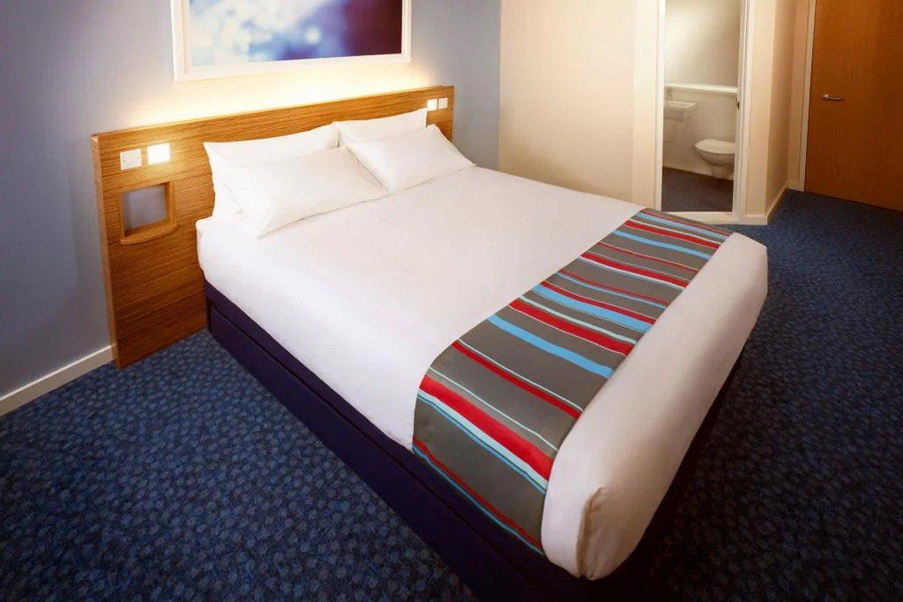 Travelodge Cardiff Central Queen Street Exteriör bild