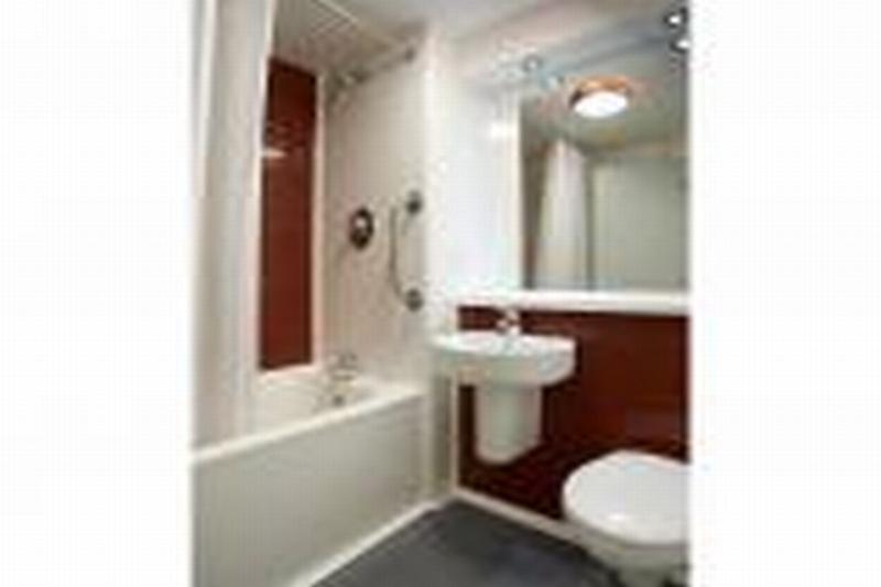 Travelodge Cardiff Central Queen Street Exteriör bild